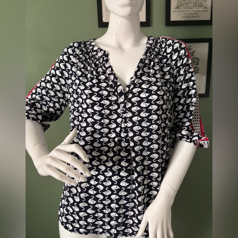 crown & ivy Swan Print V-Neck Blouse with Pink Trim Size M